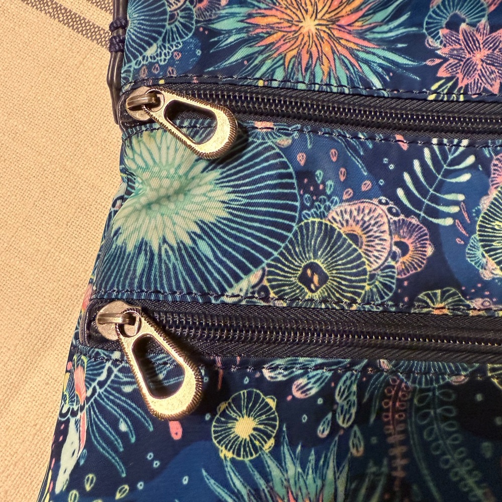 Sakroots basic crossbody in eco-twill royal blue seascape, women’s bag - Picture 3 of 9